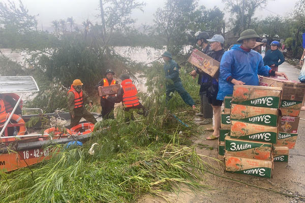 Nhiều đơn vị, tổ chức, cá nhân hỗ trợ nhu yếu phẩm cho người dân vùng lũ Nam Trung Bộ