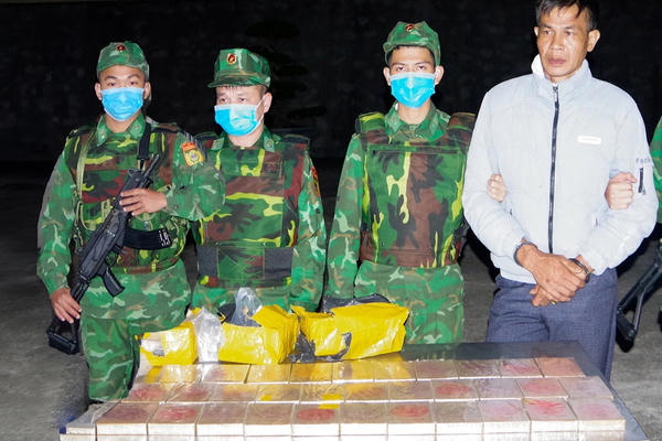 Bắt quả tang người đàn ông vận chuyển 32 bánh heroin