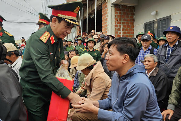 Đại tướng Phan Văn Giang thăm hỏi, tặng quà người dân vùng lũ ở tỉnh Gia Lai