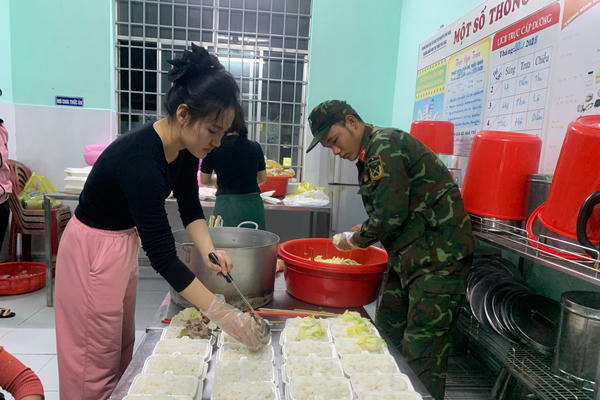 Những bếp lửa hồng trong mưa lũ