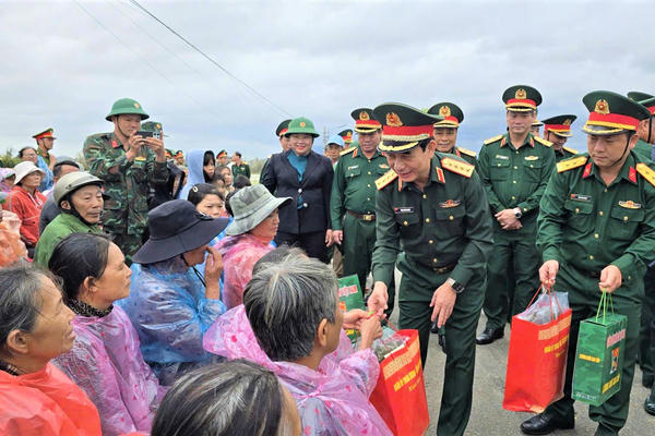 Gia Lai: Đại tướng Phan Văn Giang động viên, tặng quà bà con vùng lũ Tuy Phước Đông