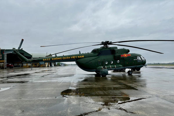 Máy bay Mi-17 mang theo 1,5 tấn lương thực, thực phẩm hỗ trợ nhân dân vùng lũ