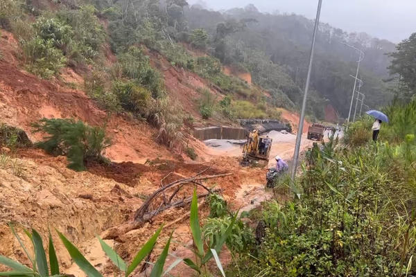 Quảng Ngãi: Quốc lộ 24 sạt lở đất đá gây ách tắc giao thông