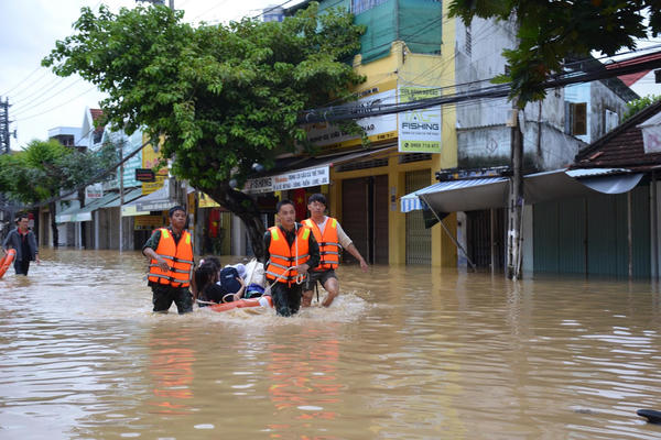 Khánh Hòa chi khẩn cấp 112 tỷ và đồng 2000 tấn gạo để hỗ trợ người dân do mưa lũ Khánh Hòa chi khẩn cấp 112 tỷ và đồng 2000 tấn gạo để hỗ trợ người dân do mưa lũ