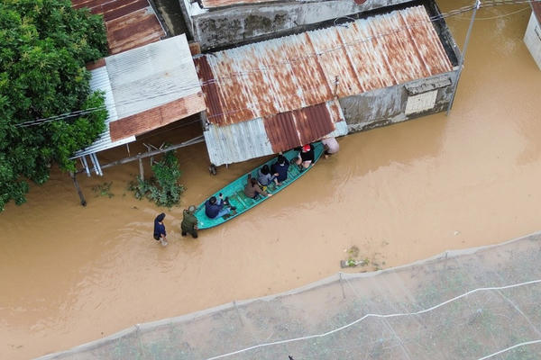 Mưa lũ, sạt lở đất ở miền Trung đã làm 102 người chết và mất tích