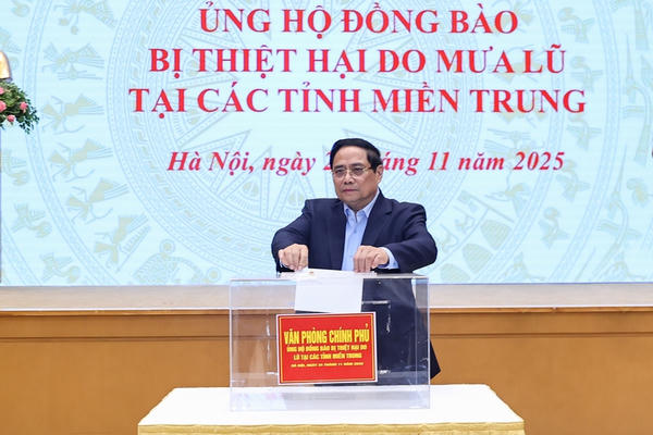 Chính phủ quyên góp ủng hộ đồng bào các tỉnh miền Trung Chính phủ quyên góp ủng hộ đồng bào các tỉnh miền Trung