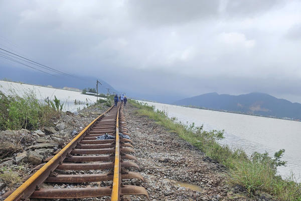 Giao thông nhiều nơi vẫn tê liệt do mưa lũ, 15 điểm quốc lộ chưa thông tuyến