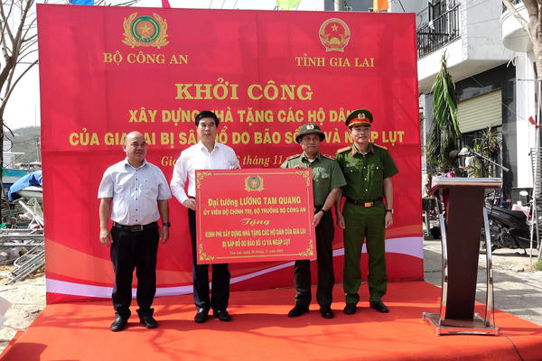 Bộ Công an hỗ trợ 50 tấn hàng và 1 tỷ đồng cho đồng bào Gia Lai Bộ Công an hỗ trợ 50 tấn hàng và 1 tỷ đồng cho đồng bào Gia Lai