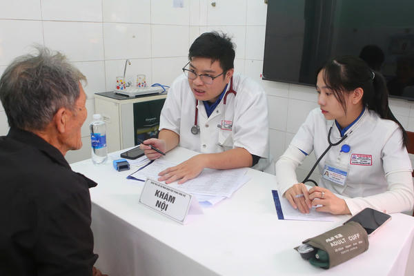 Huế: Khám, cấp phát thuốc miễn phí cho 1.000 người dân vùng lũ Huế: Khám, cấp phát thuốc miễn phí cho 1.000 người dân vùng lũ