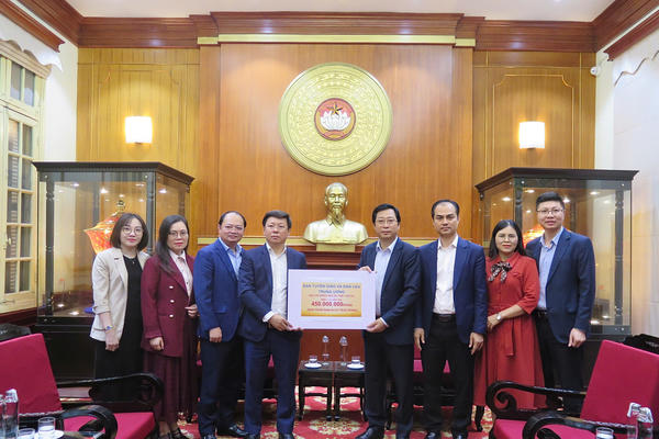 Nghĩa tình cả nước hướng về đồng bào vùng lũ Nghĩa tình cả nước hướng về đồng bào vùng lũ