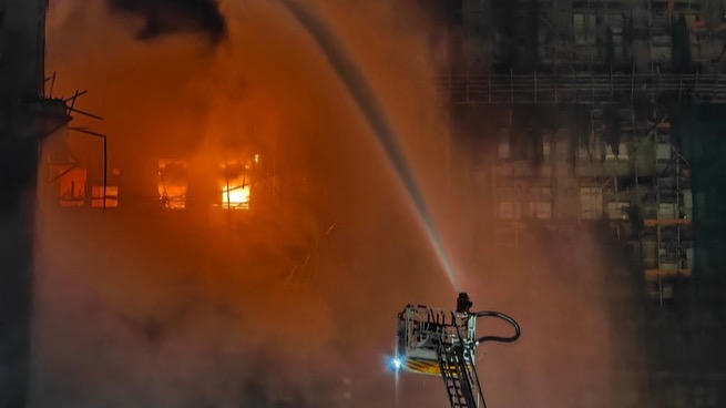 Vụ cháy chung cư ở Hong Kong: 44 người đã thiệt mạng, 3 nghi phạm bị bắt giữ Vụ cháy chung cư ở Hong Kong: 44 người đã thiệt mạng, 3 nghi phạm bị bắt giữ