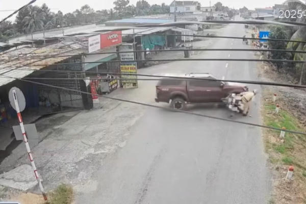 Truy bắt tài xế ô tô tông thẳng xe đặc chủng của CSGT rồi bỏ chạy Truy bắt tài xế ô tô tông thẳng xe đặc chủng của CSGT rồi bỏ chạy