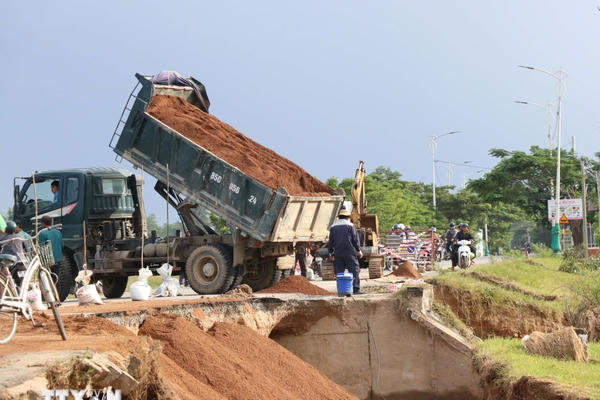 Khẩn trương khắc phục hậu quả thiên tai, bảo đảm giao thông thông suốt Khẩn trương khắc phục hậu quả thiên tai, bảo đảm giao thông thông suốt