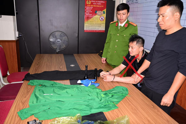 Hải Phòng: Bắt giữ đối tượng người nước ngoài đập hàng loạt kính ô tô để trộm cắp tài sản