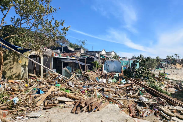 Thần tốc triển khai “Chiến dịch Quang Trung” dựng lại nhà cho đồng bào miền Trung Thần tốc triển khai “Chiến dịch Quang Trung” dựng lại nhà cho đồng bào miền Trung