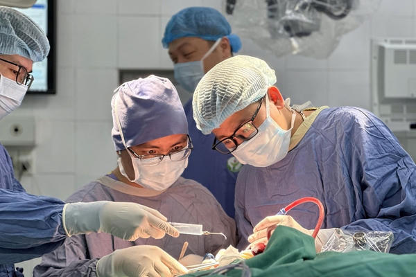 Lần đầu tiên đặt điện cực định vị vùng chức năng trong phẫu thuật u thần kinh