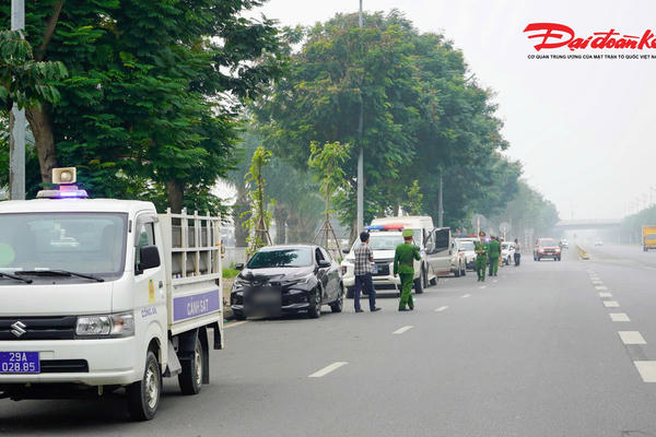 Hà Nội: Xử lý nhiều tài xế dừng đỗ xe sai quy định tại Sân bay Nội Bài