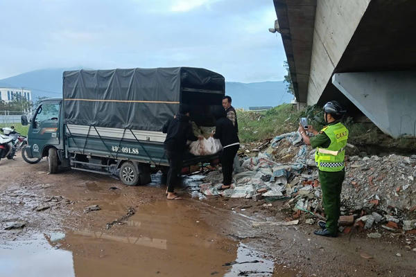 Đà Nẵng: Xử lý nghiêm nạn đổ trộm rác thải xây dựng Đà Nẵng: Xử lý nghiêm nạn đổ trộm rác thải xây dựng