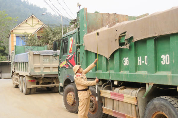 Thanh Hóa: Tăng cường kiểm tra, xử lý xe tải vi phạm trên QL217 sau phản ánh của Báo Đại đoàn kết