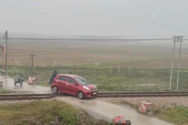 Thót tim cảnh ô tô mắc kẹt trên đường ray khi tàu hỏa lao tới Thót tim cảnh ô tô mắc kẹt trên đường ray khi tàu hỏa lao tới