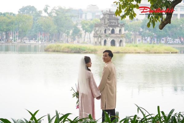 Hàng trăm ‘nàng thơ’ mặc áo dài đến Hồ Gươm chụp ảnh cuối năm Hàng trăm ‘nàng thơ’ mặc áo dài đến Hồ Gươm chụp ảnh cuối năm