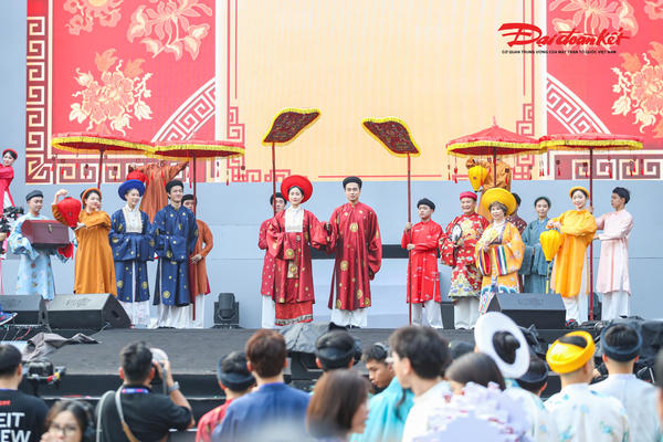 Gần 1.000 người mặc Việt phục tái hiện nghi lễ cưới xưa của Thủ đô Gần 1.000 người mặc Việt phục tái hiện nghi lễ cưới xưa của Thủ đô