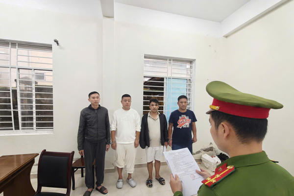 Đà Nẵng: Khởi tố 4 đối tượng bắt giữ người để ép trả nợ cờ bạc Đà Nẵng: Khởi tố 4 đối tượng bắt giữ người để ép trả nợ cờ bạc