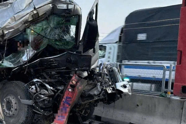 Quảng Trị: Xe tải đâm vào xe đầu kéo trên cao tốc, 5 người thương vong Quảng Trị: Xe tải đâm vào xe đầu kéo trên cao tốc, 5 người thương vong