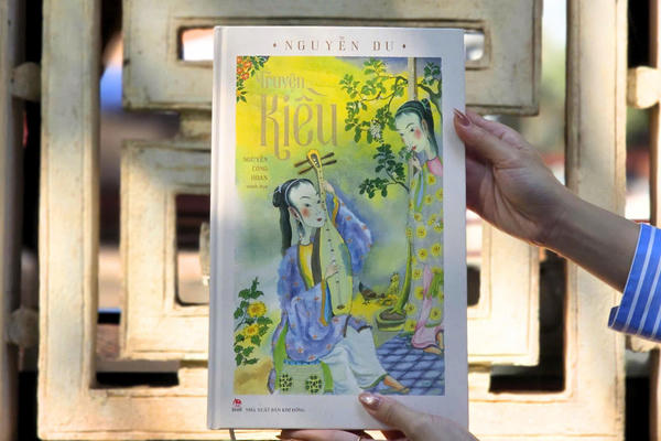 Ra mắt ấn bản “Truyện Kiều” mới với tranh minh họa của họa sĩ Nguyễn Công Hoan Ra mắt ấn bản “Truyện Kiều” mới với tranh minh họa của họa sĩ Nguyễn Công Hoan