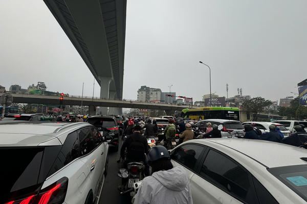 Chạy đua chống kẹt xe dịp Tết