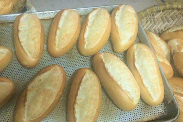 Quảng Ngãi: 15 người nhập viện nghi ngộ độc bánh mì