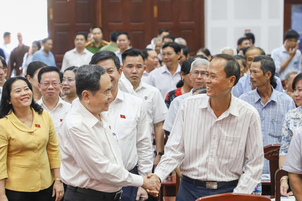 Chủ tịch Quốc hội Trần Thanh Mẫn tiếp xúc cử tri Cần Thơ