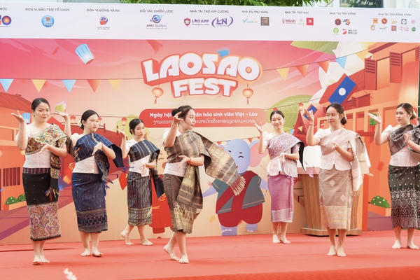 Giao lưu văn hóa sinh viên Việt – Lào