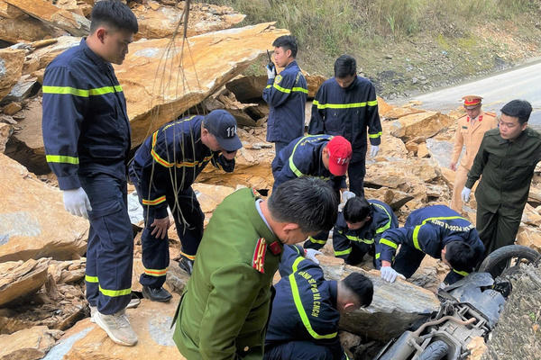 Tìm thấy 2 thi thể trong vụ sạt lở nghiêm trọng trên Quốc lộ 6