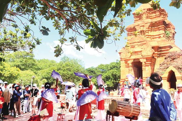 Khi di sản thành sản phẩm du lịch đặc thù Khi di sản thành sản phẩm du lịch đặc thù