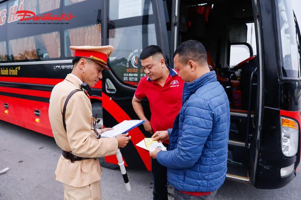 Công an Hà Nội kiểm tra, xử lý xe khách vi phạm trước Tết dương lịch