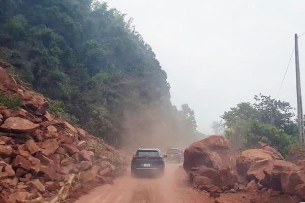 Tiềm ẩn nhiều nguy cơ sạt lở trên Quốc lộ 6