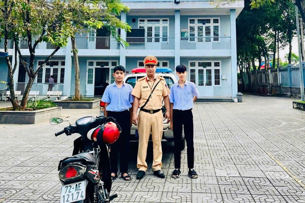 Xe máy gặp sự cố, 2 học sinh được CSGT đưa tới trường kịp giờ học Xe máy gặp sự cố, 2 học sinh được CSGT đưa tới trường kịp giờ học