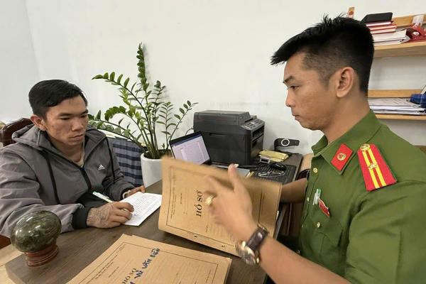 Bắt cặp “tình nhân đạo chích” gây hàng loạt vụ trộm cắp ở Đắk Lắk sau nhiều năm lẩn trốn Bắt cặp “tình nhân đạo chích” gây hàng loạt vụ trộm cắp ở Đắk Lắk sau nhiều năm lẩn trốn