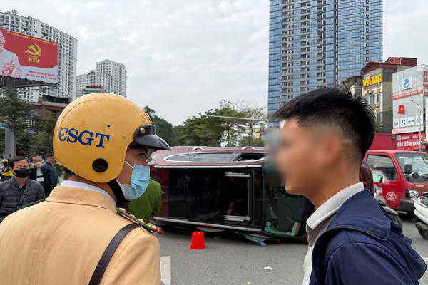 Hà Nội: Xe ô tô lật nghiêng sau va chạm, may mắn không ai bị thương Hà Nội: Xe ô tô lật nghiêng sau va chạm, may mắn không ai bị thương