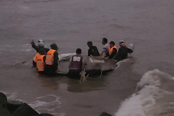 Quảng Trị: Ứng cứu 2 thuyền gặp nạn khi đang vào bờ