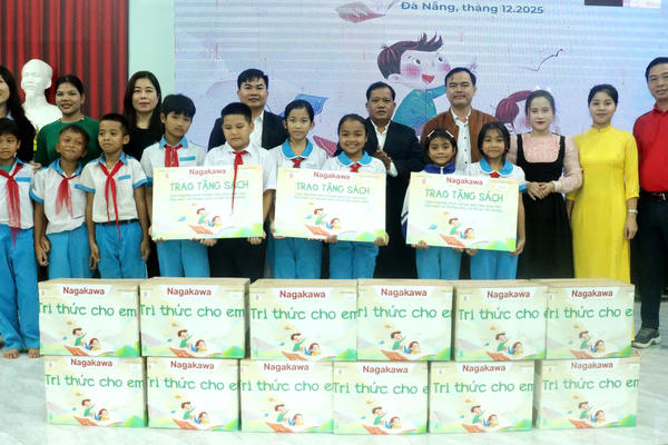 Đà Nẵng: Tặng sách “Tri thức cho em” tại 3 trường miền núi Đà Nẵng: Tặng sách “Tri thức cho em” tại 3 trường miền núi