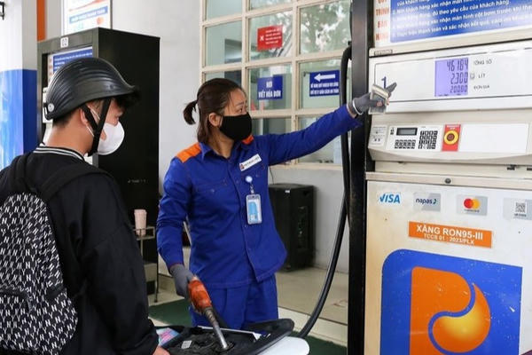 Giá xăng dầu trong nước tiếp tục giảm, RON95-III có giá mới là 19.620 đồng Giá xăng dầu trong nước tiếp tục giảm, RON95-III có giá mới là 19.620 đồng