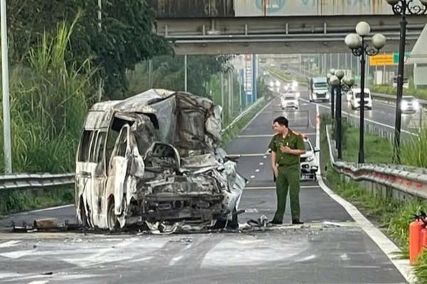 Tai nạn giao thông thảm khốc tại lối vào trạm dừng nghỉ cao tốc TP HCM-Long Thành-Dầu Giây Tai nạn giao thông thảm khốc tại lối vào trạm dừng nghỉ cao tốc TP HCM-Long Thành-Dầu Giây