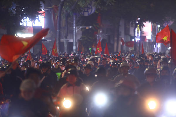 Người dân Thủ đô cùng cờ đỏ sao vàng đi 'bão' sau trận thắng Thái Lan Người dân Thủ đô cùng cờ đỏ sao vàng đi 'bão' sau trận thắng Thái Lan