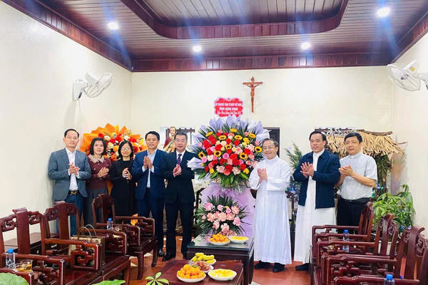 Mặt trận Tổ quốc tỉnh Ninh Bình chúc mừng Lễ Giáng sinh các cơ sở Công giáo