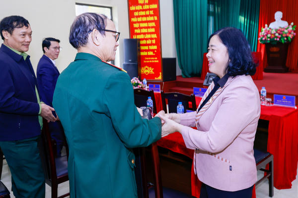 Chủ tịch Bùi Thị Minh Hoài tiếp xúc cử tri thành phố Hà Nội