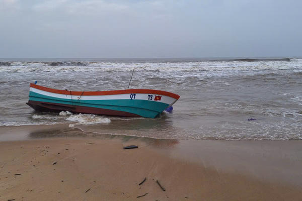 Quảng Trị: Phát hiện tàu cá trôi dạt, nghi ngư dân bị rơi xuống biển