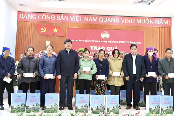 Mặt trận Tuyên Quang trao quà hỗ trợ người dân Ngọc Đường sau thiên tai