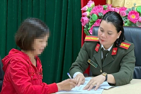 Công an Thái Nguyên xử lý người phụ nữ ngồi lên cờ khi xem bóng đá